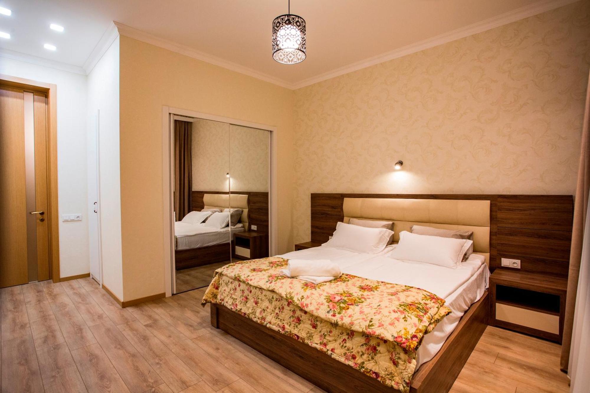 Yellow Apartment In Avlabari Tbilisi Exterior photo