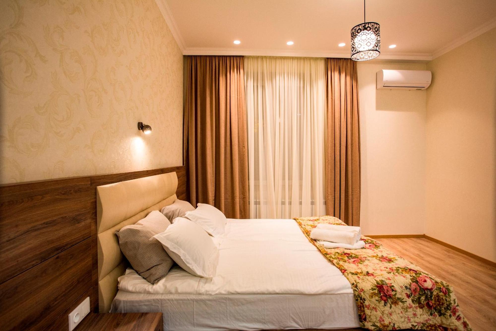 Yellow Apartment In Avlabari Tbilisi Exterior photo