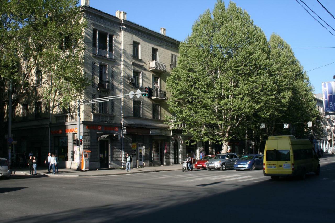 Yellow Apartment In Avlabari Tbilisi Exterior photo